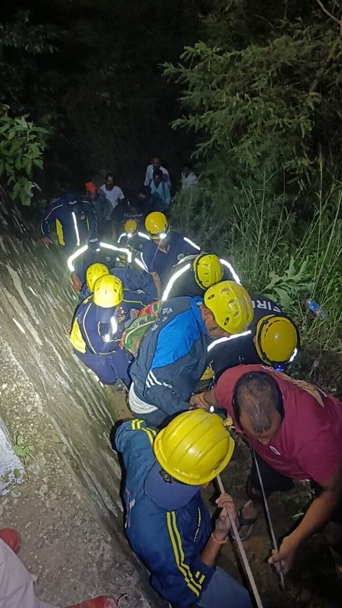 एसडीआरएफ पिथौरागढ़ में फंसे 400लोगों को सुरक्षित निकाला, बीमार व्यक्ति का स्ट्रेचर से रेस्क्यू