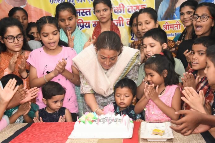 कैबिनेट मंत्री रेखा आर्या ने असहाय बच्चों के साथ मनाया मुख्यमंत्री पुष्कर धामी का जन्मदिवस