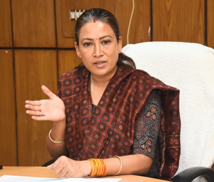 धीमी कार्यगति को लेकर अधिकारियों पर भड़कीं मंत्री रेखा आर्या, बोलीं योजनाओं को तय समय पर धरातल पर पहुंचाएं अधिकारी