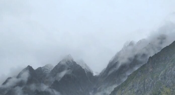 पहाड़ों में फिर बदला मौसम, बारिश और बर्फबारी से तापमान में गिरावट
