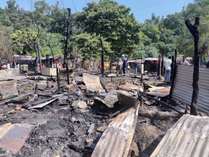 चंडीघाट बस्ती में लगी भीषण आग, पूर्व मंत्री यतीश्वरानंद पहुंचे मौके पर