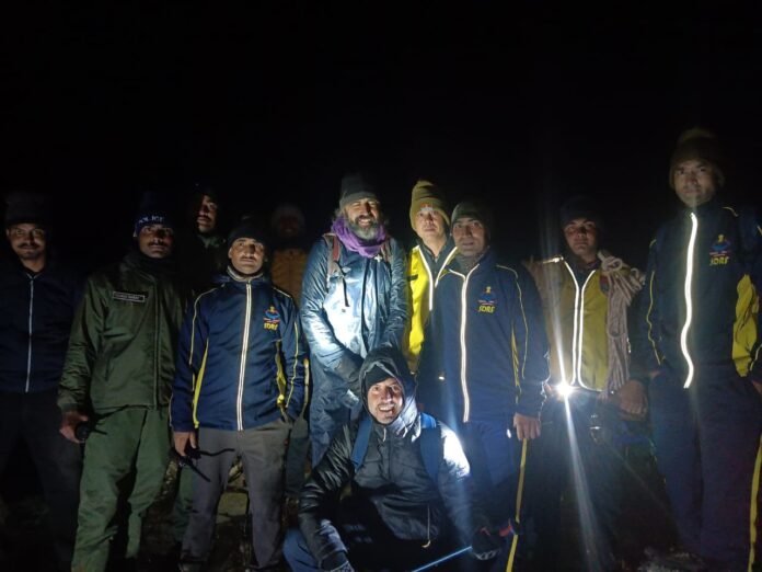 नीलकंठ ट्रैक पर फंसे चार विदेशी पर्यटक का एसडीआरएफ ने सकुशल रेस्क्यू किया।