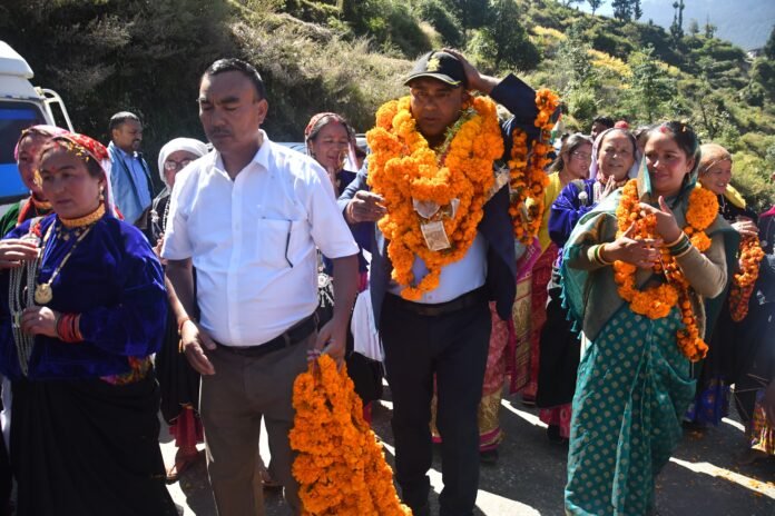 जोशीमठ में ग्रामीणों की अनोखी पहल ,रिटायर्ड फ़ौजी का ढोल दमों की थाप पर भव्य स्वागत