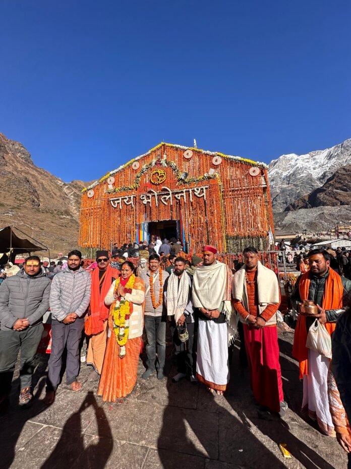 भाजपा प्रत्याशी आशा नौटियाल ने किए बाबा केदार के दर्शन, जीत का भरा दम