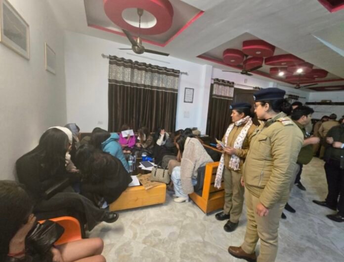 पुलिस रेड :निजी हाउस पार्टी में पहुँची पुलिस,40 लड़के व 17 लड़कियों समेत इंपॉर्टेंट शराब बरामद