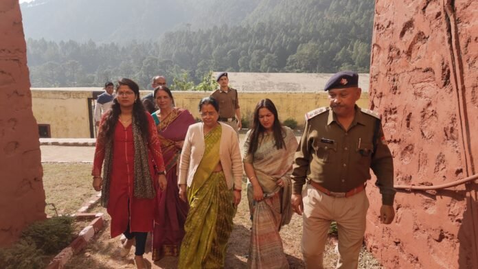 उत्तराखंड: महिला आयोग की अध्यक्ष ने चमोली जेल का किया निरीक्षण, महिला कैदियों के लिए सैनेटरी पैड मशीन लगाने के दिए निर्देश