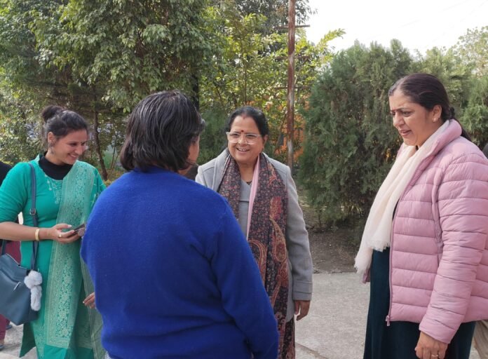 महिला आयोग की अध्यक्ष ने नारी निकेतन का किया निरीक्षण,सावाँसनियों का जाना हाल