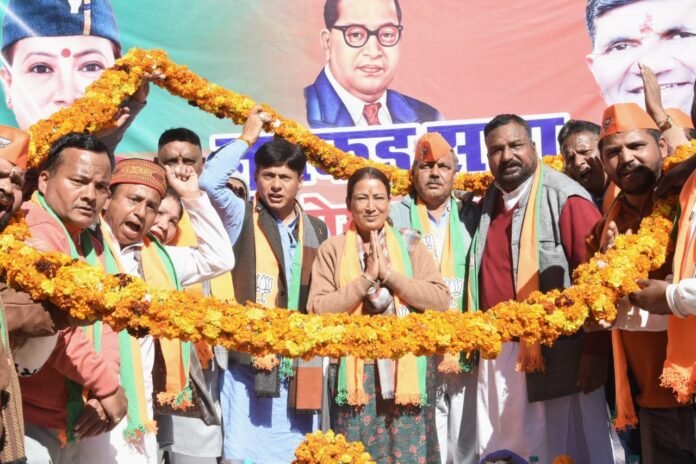 अल्मोड़ा के चुनावी समर में उतरी मंत्री रेखा आर्या मेयर पद के प्रत्याशी के समर्थन में रोड शो, जनसभा और विकास के दावों का ऐलान