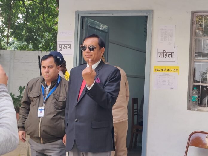 राज्य निर्वाचन आयुक्त सुशील कुमार ने किया मतदान, लोगों से की अपील