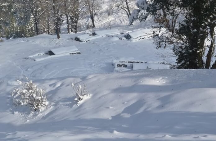 धारचूला से मुनस्यारी तक बर्फबारी से खिली चांदी सी पहाड़ियां