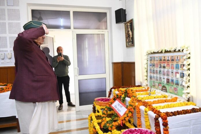 पुलवामा हमले की छठी बरसी पर शहीदों को श्रद्धांजलि अर्पित करते सैनिक कल्याण मंत्री गणेश जोशी
