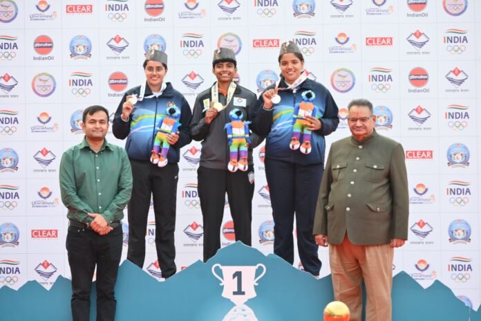 कैबिनेट मंत्री गणेश जोशी ने तीरंदाजी विजेताओं को पुरस्कृत कर खिलाड़ियों का किया उत्साहवर्धन।