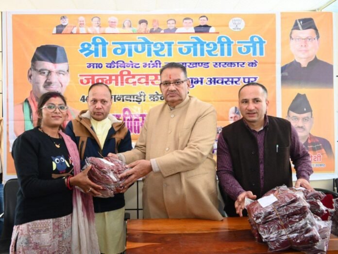 मसूरी विधानसभा क्षेत्र में 46 आंगनवाड़ी केंद्रों को स्वेटर वितरित करते कैबिनेट मंत्री गणेश जोशी