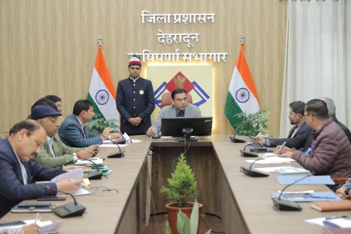 सीएम हेल्पलाइन और शिकायत निवारण प्रणाली पर जिलाधिकारी ने दिए सख्त निर्देश, एक सप्ताह में निस्तारण हो