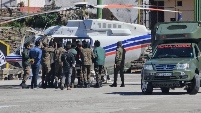 माणा रेस्क्यू अभियान: गंभीर रूप से घायल पवन को हेली एंबुलेंस से एम्स ऋषिकेश रेफर, एक शव बरामद