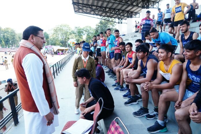 मुख्यमंत्री पुष्कर सिंह धामी ने पुलिस कांस्टेबल भर्ती प्रक्रिया का निरीक्षण किया, युवाओं को दिया प्रोत्साहन