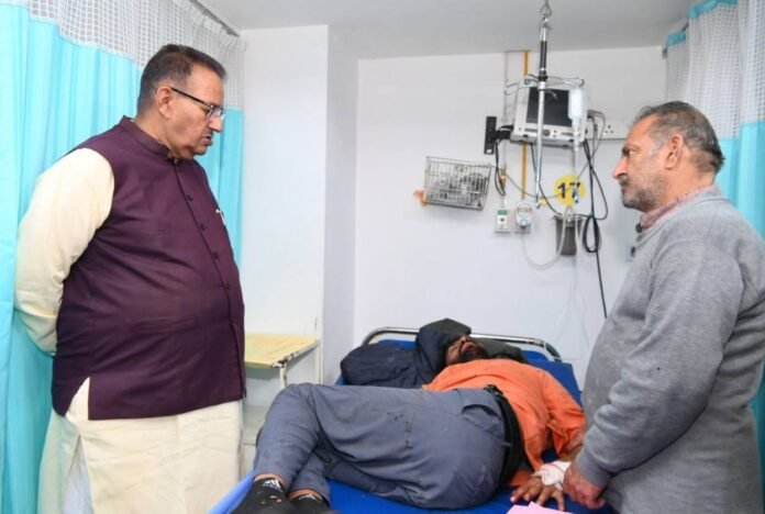 कैबिनेट मंत्री गणेश जोशी ने दून अस्पताल पहुंचकर घायलों का हालचाल जाना