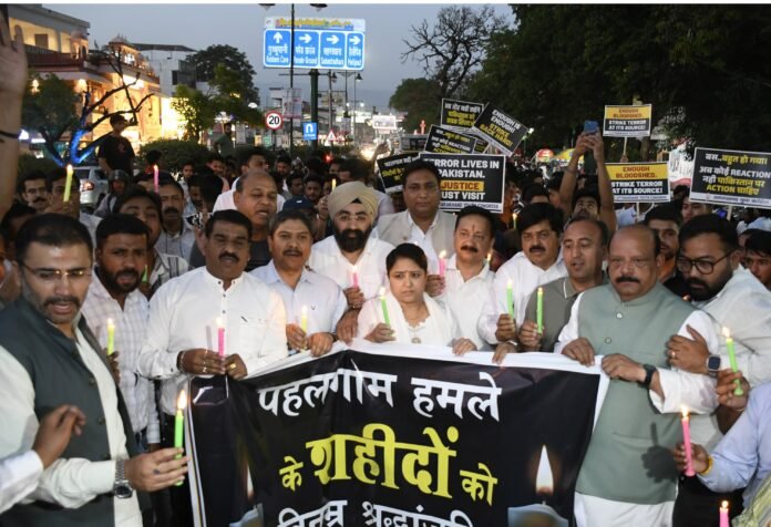 राजधानी देहरादून की सड़कों पर पाकिस्तान के ख़िलाफ़ राजनैतिक दलों और हिंदू संगठनों का जबरदस्त विरोध