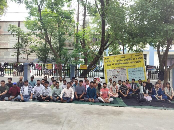 एलटी चयनित अभ्यर्थियों का धरना 74वें दिन भी जारी: नियुक्ति की मांग पर अड़े