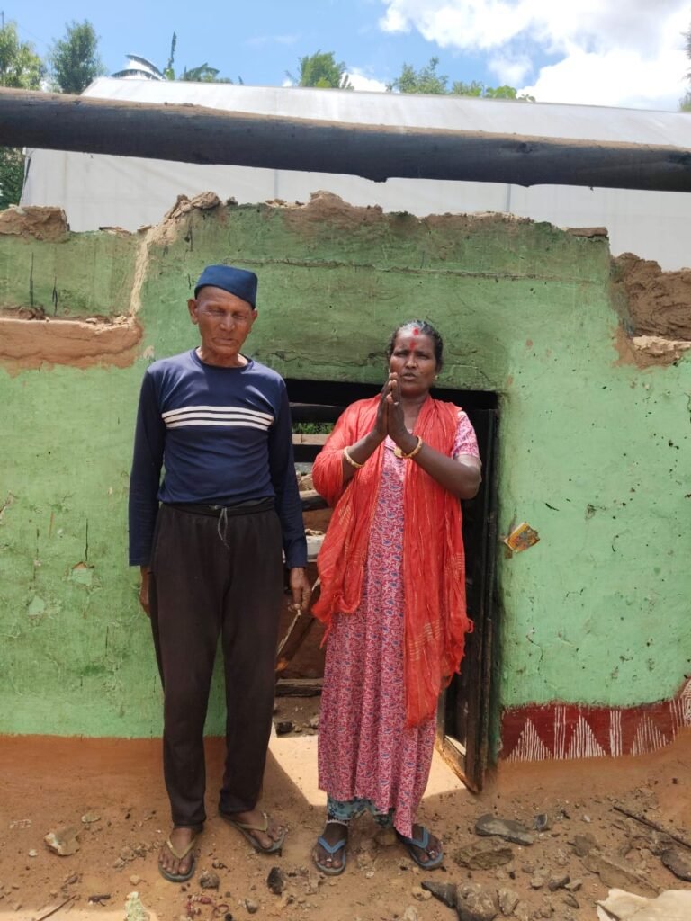 बागेश्वर: उत्तराखंड की प्रसिद्ध लोक जागर गायिका कमला देवी जिन्होंने अपने विशेष जागर शैली के गायन से भारत समेत पूरे देश में पहचान बनाई है, मधुर आवाज़ की धनी लोक गायिका बड़े आर्थिक संकट से जूझ रहीं हैं । पहाड़ों में लगातार हो रही भारी बारिश के चलते उनका घर छतिग्रस्त हुआ है जिसमे उनके घर को काफ़ी नुकसान हुआ है और अब वे इस बारिश के मौसम में टूटे हुए मकान में रहने को विवश हैं । उन्होंने लोगों से मदद के लिए भावुक अपील करी है । उन्होंने बताया कि पहाड़ों में लगातार हो रही बारिश के चलते गुरुवार को उनका घर क्षतिग्रस्त हो गया जिसमें उनके टीन की छत पूरी तरह टूट गई है और उनके परिवार को टूटे हुए घर में रहने के लिए विवश होना पड़ रहा है ।
बता दें कि उत्तराखंड के लोक कलाकार हमेशा से आर्थिक तंगी से जूझते रहे हैं , अब इसमें कमी चाहे सरकारों की माने या फिर प्रदेश की जनता की लेकिन उत्तराखंड का कलाकार हमेशा आर्थिक तंगी का शिकार हुआ है । राज्य के गठन हुए 25 वर्ष हो गए हैं लेकिन उत्तराखंड में लोक कलाकारों की सुध किसी सरकार ने नहीं और उनके लिए नीति बनाने वाले नेता मंचों पर सम्मान देने तक ही सीमित रहे ।
अब लोक गायिका कमला देवी का ही उदाहरण देख लीजिए कमला देवी पिछले 40 सालों से खोला मेलों से लेकर तमाम सरकारी कार्यक्रम के मंचों पर अपनी मधुर आवाज़ से पहाड़ की पारम्परिक जागर गायन का काम कर रही है और कुछ समय पहले ही उन्होंने कोक स्टूडियो जैसे बड़े मंच पर उत्तराखंड के जागर संगीत को नई पहचान देकर जागृत करा है । लोक गायिका कमला देवी को ख़ास प्रसिद्धि तब मिली जब उन्होंने राजुला मालूशाही की प्रेम कथा पर जागर गाया, इतना ही नहीं उन्होंने कोक स्टूडियो के मंच पर बॉलीवुड की मशहूर गायक नेहा कक्कड़ के साथ सोन चढ़ी गाने में पहाड़ी जागर का कलेवर डाला तो पूरे भारत में उत्तराखंड के पारंपरिक संगीत की खूब सराहना हुई ।
इस सुपरहिट गाने के बाद उत्तराखंड सरकार ने भी कमला देवी की प्रतिभा को पहचानते हुए उन्हें कई मंचों पर स्थान दिया ,लेकिन जैसे जैसे समय बीतता गया सरकार पूर्व की भाँति कलाकारों को समृद्ध बनाने में विफल नज़र आ रही है , अब यह देखना होगा कि उत्तराखंड सरकार इस संकट की घड़ी में लोक गायिका कमला देवी की मदद के लिए पहल करती है या नहीं ।