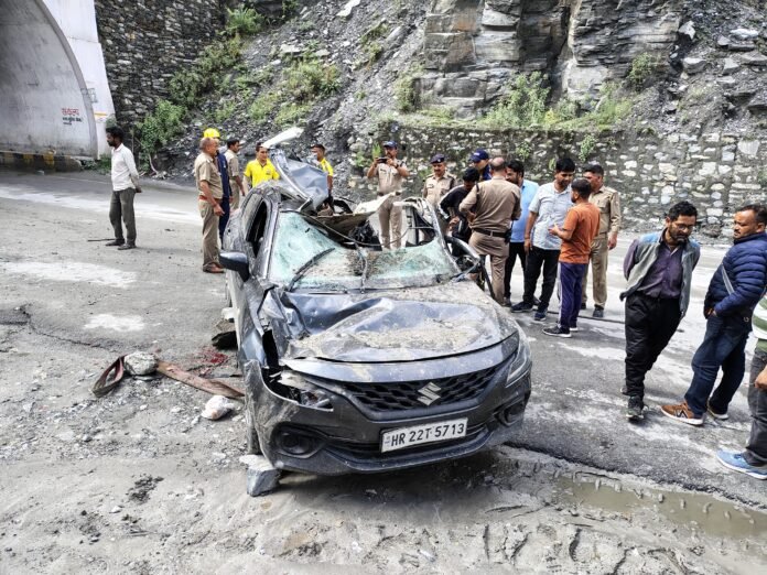 चमोली में बड़ा हादसा: पातालगंगा के पास भूस्खलन, हरियाणा की महिला तीर्थयात्री की मौत, पिता-पुत्री घायल