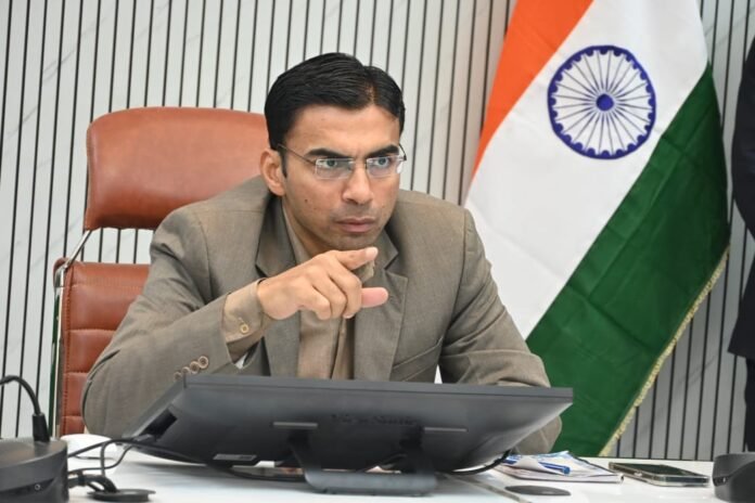 बेटे-पत्नी पर बंदूक तानने वाले ITBP इंस्पेक्टर का शस्त्र लाइसेंस निलंबित, डीएम ने मौके पर लिया एक्शन