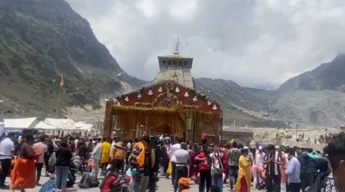 सोनप्रयाग में केदारनाथ यात्रा मार्ग के यात्रियों पर लाठी चार्ज।