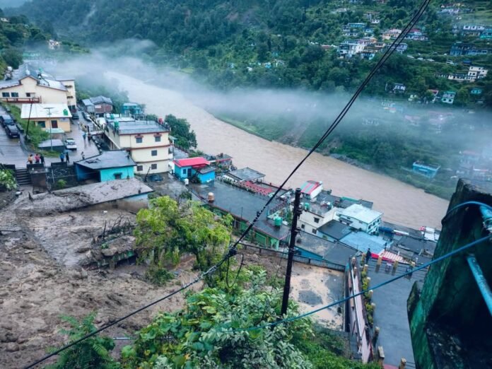 उत्तराखंड के चमोली जिले में शनिवार, 23 अगस्त 2025 को थराली तहसील में बादल फटने से भारी तबाही हुई है