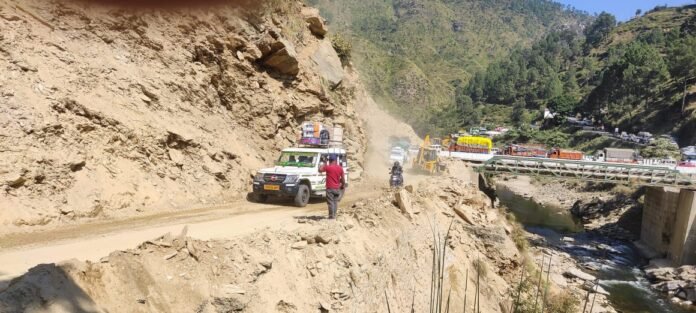 देहरादून- मसूरी यातायात मार्ग को छोटे वाहनों के लिए खुल गया है, उक्त मार्ग पर बड़े व भारी वाहनों का आवागमन प्रतिबंधित रहेगा।