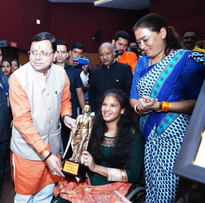 उत्तराखंड में वीरांगना महिलाएं तीलू रौतेली पुरस्कार से हुईं सम्मानित