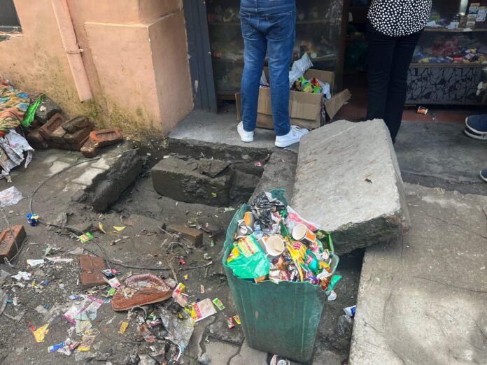 स्कूल के पास खुले पड़े है नालों के चैम्बर,जानकारी देने के बावजूद सुध नहीं ले रहे पार्षद मोहदय ।