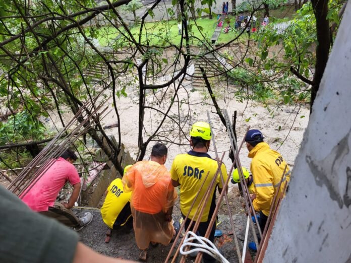 जनपद देहरादून में दीवार गिरने से छात्र की मौत, SDRF ने किया शव बरामद