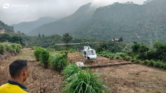 आपदा प्रभावित गांवों में एयरलिफ्ट कर पहुंचाया राशन: जिला प्रशासन देहरादून