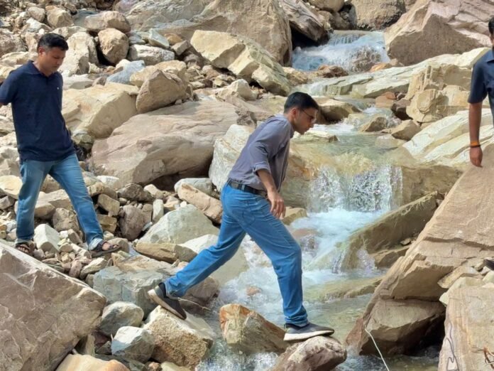 मुख्यमंत्री के निर्देश पर डीएम सविन बंसल पहुंचे फुलेत, पैदल रूट से लिया आपदा प्रभावित क्षेत्रों का जायजा