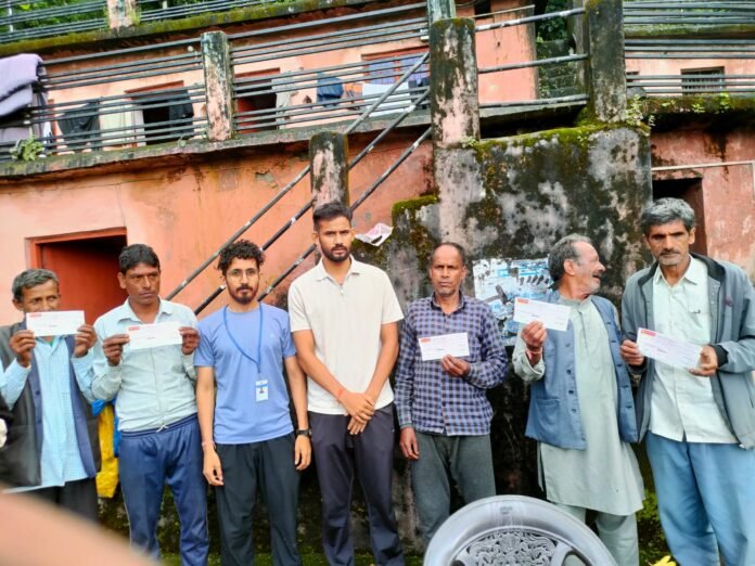 डीएम ने फुलैत-छमरोली में प्रभावित परिवारों को बांटी 11.95 लाख की आर्थिक सहायता