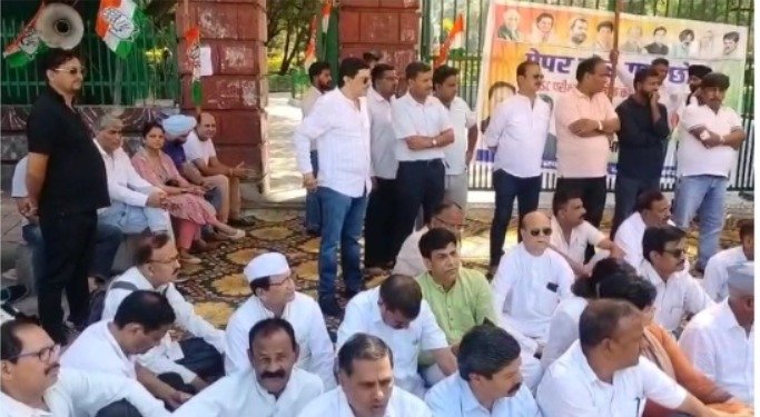 देहरादून में प्रदेश सरकार के खिलाफ प्रदर्शन