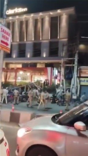 देहरादून में युवक गिरफ्तार: सोशल मीडिया पर आपत्तिजनक टिप्पणी से भड़का तनाव, पुलिस ने किया लाठीचार्ज