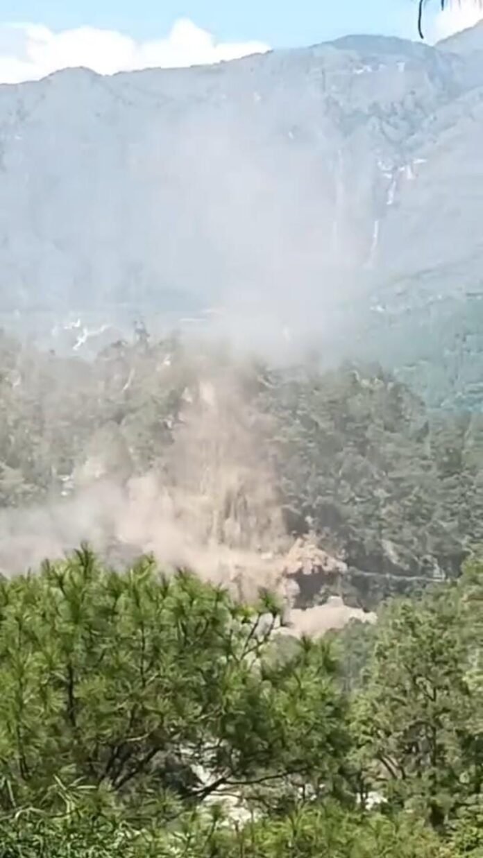 भारी भूस्खलन से चमोली क्षेत्र पूरी तरह बंद, लोगों में दहशत