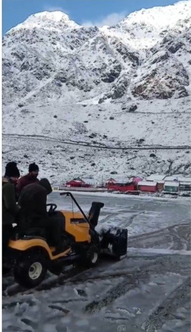 केदारनाथ धाम में बर्फबारी