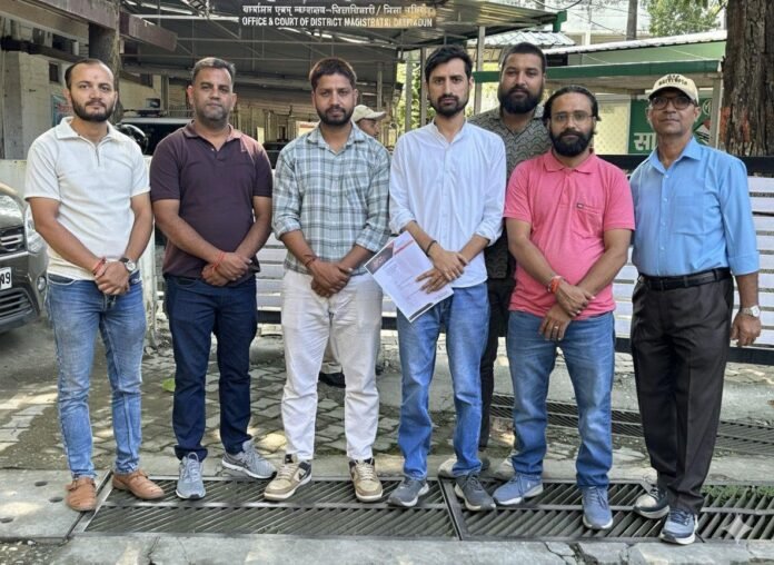 भू-कानून में सुधार की मांग को लेकर ‘मूल निवास भू कानून संघर्ष समिति’ ने सीएम को सौंपा ज्ञापन, दी आंदोलन की चेतावनी