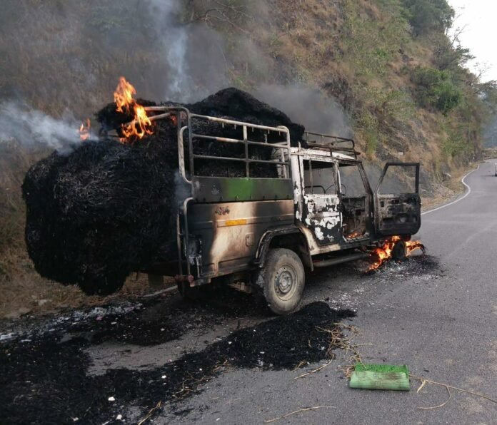 सहिया के पास पुराली से भरी पिकअप में लगी आग, पुलिस और फायर सर्विस ने कड़ी मशक्कत के बाद बुझाई लपटें