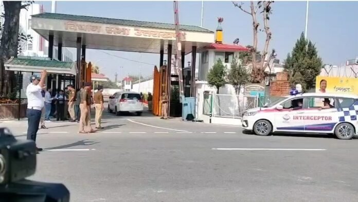 राज्यपाल पहुंचे देहरादून विधानसभा भवन