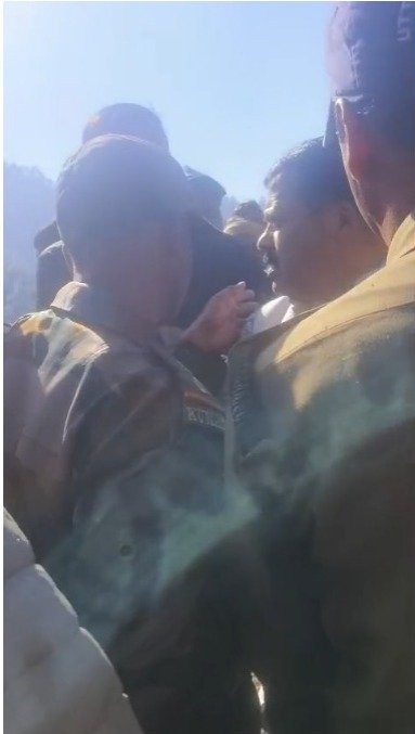 शहीद के अंतिम संस्कार में लोहाघाट विधायक की दरोगा से तीखी नोकझोंक, वीडियो वायरल