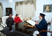 मुख्यमंत्री पुष्कर सिंह धामी से मिले दिवंगत पत्रकार पंकज मिश्रा के परिजन, न्याय का दिया आश्वासन