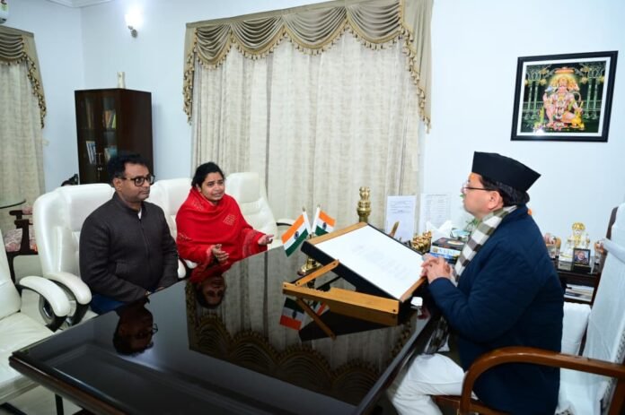 मुख्यमंत्री पुष्कर सिंह धामी से मिले दिवंगत पत्रकार पंकज मिश्रा के परिजन, न्याय का दिया आश्वासन