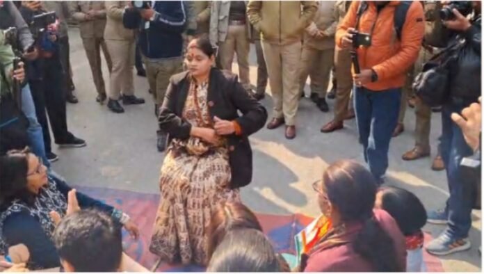 अंकिता भंडारी हत्याकांड को लेकर महिला कांग्रेस का घेराव, रितु खंडूरी के आवास पर जोरदार प्रदर्शन