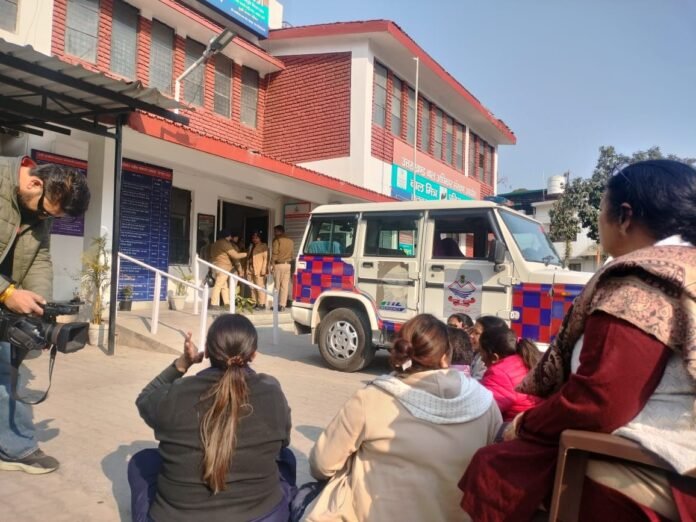 देहरादून में महिला कांग्रेस का धरना, कैबिनेट मंत्री रेखा आर्य के पति के बयान पर आक्रोश