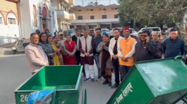 मेयर सौरभ थपलियाल ने मानव चलित रिक्शों का किया वितरण, संकरी गलियों में भी होगा सुचारु कूड़ा उठान
