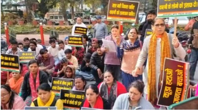 देहरादून नगर निगम में महिला कांग्रेस का जोरदार प्रदर्शन, कारगी से कूड़ा हटाने की मांग