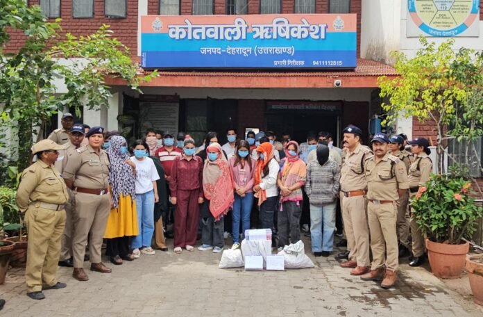 दून पुलिस कप्तान का बड़ा एक्शन: होटल में जुआ पकड़ने के बाद आईडीपीएल चौकी प्रभारी समेत 12 पुलिसकर्मी निलंबित